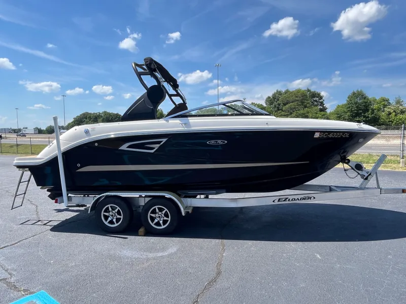 Slide: The Image of Sea Ray SLX 230 2019 - 0