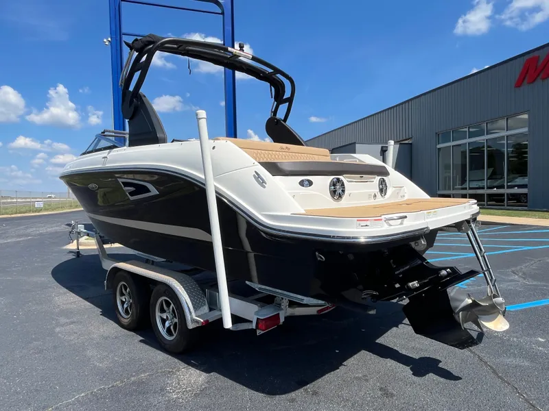 Slide: The Image of Sea Ray SLX 230 2019 - 4