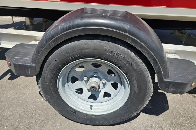 Slide: The Image of Trailer wheel and fender of a 2019 Stingray 182 SC boat. - 29