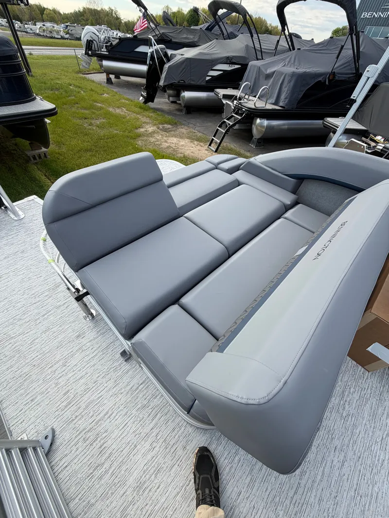Slide: The Image of Bennington M Series 22 M-Swing Back 2026 - 9
