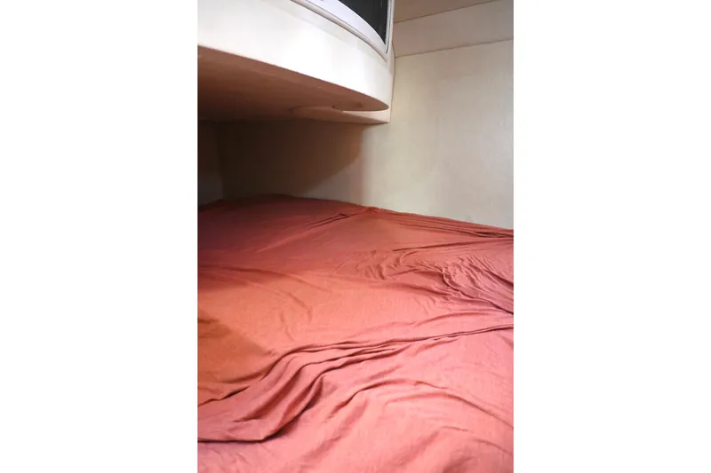 Slide: The Image of 2005 Sea Ray Sundancer 280 cabin interior with red bedding. - 29
