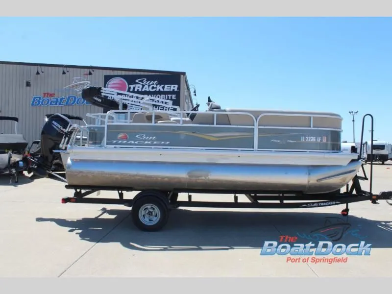 The Image of Party Barge 18 DLX 2024 - 1