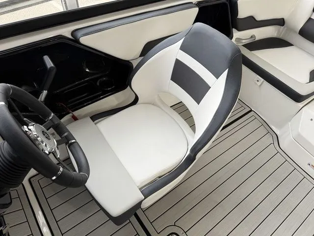Slide: The Image of Yamaha 195S 2026 - 17