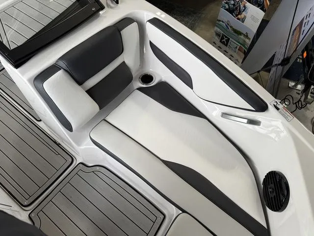 Slide: The Image of Yamaha 195S 2026 - 22