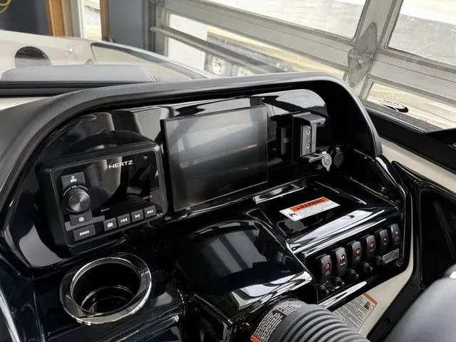 Slide: The Image of Yamaha 195S 2026 - 19
