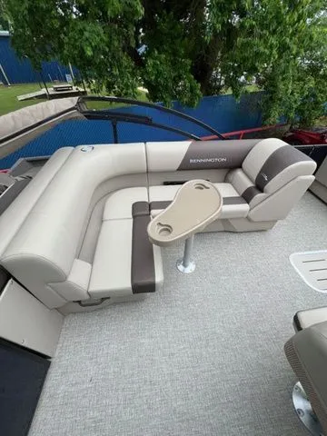 Slide: The Image of Bennington 22 S CRUISE JUMP SEAT 2026 - 11