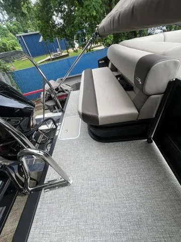 Slide: The Image of Bennington 22 S CRUISE JUMP SEAT 2026 - 13