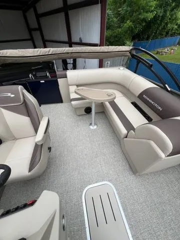 Slide: The Image of Bennington 22 S CRUISE JUMP SEAT 2026 - 9