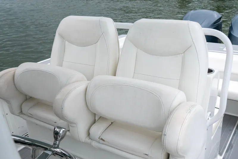 Slide: The Image of White leather seats on a 2014 Sea Hunt Gamefish 27 boat. - 6