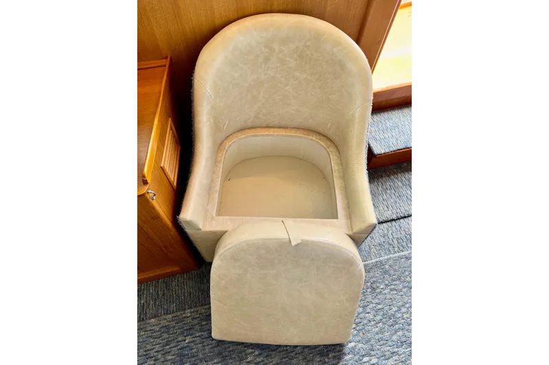 Slide: The Image of Cream leather chair with removable cushion on Grand Banks 46 Heritage CL, 1996 model. - 22