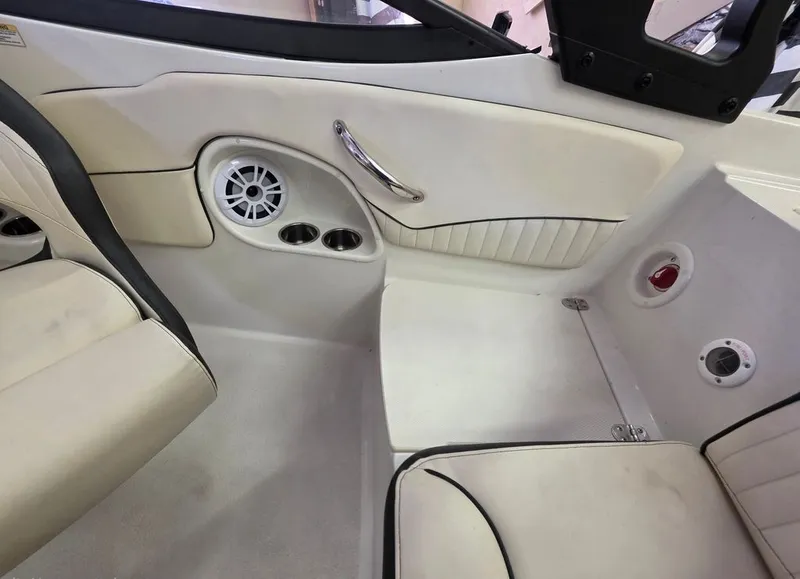 Slide: The Image of Stingray 208 LR 2021 - 20