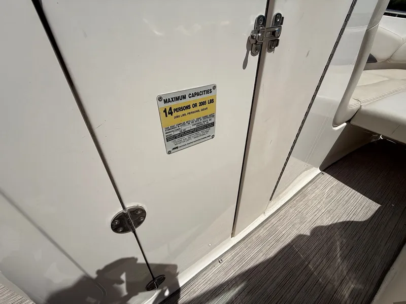 Slide: The Image of Capacity label on a 2004 Chaparral 256 SSi boat. - 16