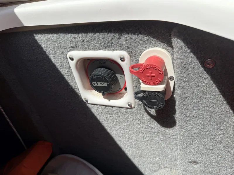 Slide: The Image of Battery switch and terminals in a 2004 Chaparral 256 SSi boat. - 25
