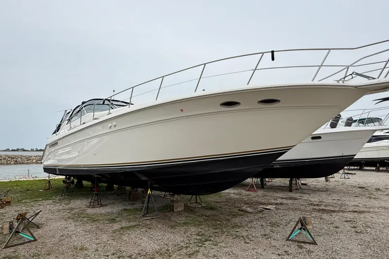 Slide: The Image of 1998 Sea Ray 500 Sundancer yacht on land, showcasing sleek design and spacious deck. - 5