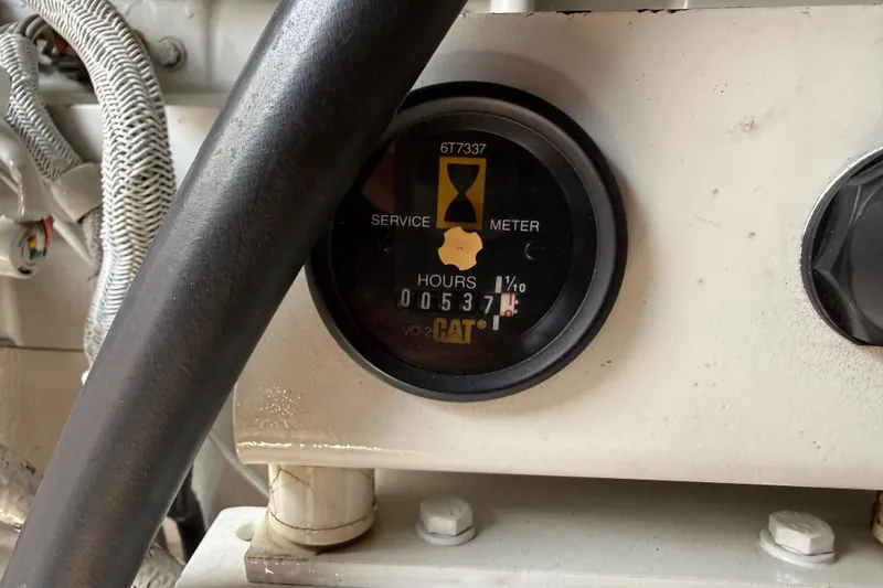 Slide: The Image of Hour meter on a 1998 Sea Ray 500 Sundancer, showing 537.1 hours. - 94