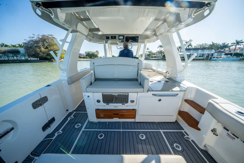 Slide: The Image of Boston Whaler 350 Realm 2021 - 21