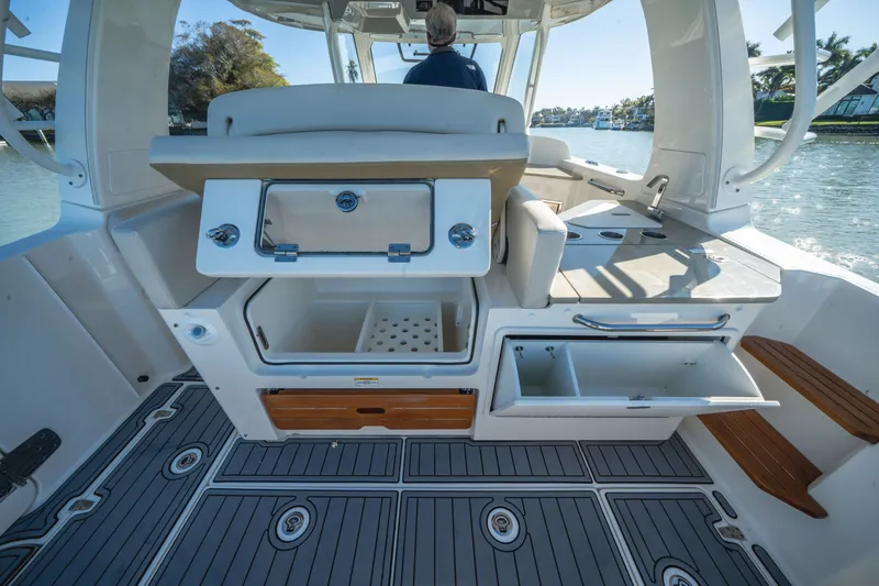 Slide: The Image of Boston Whaler 350 Realm 2021 - 22
