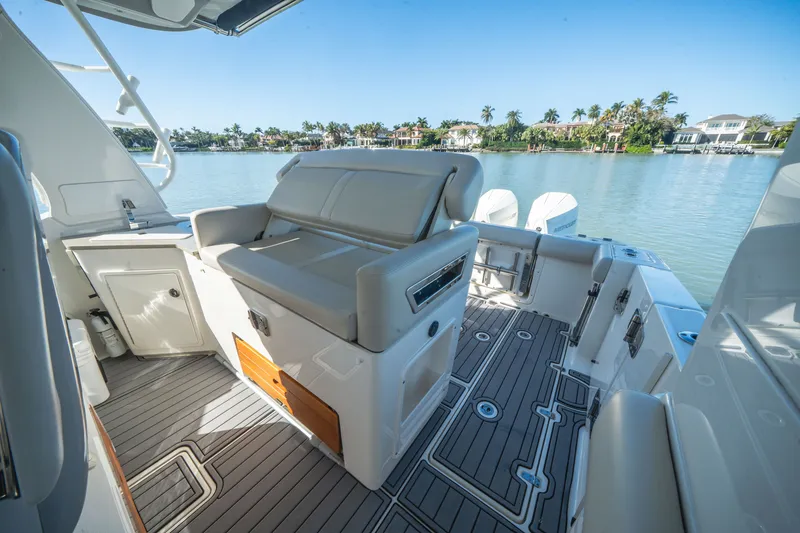 Slide: The Image of Boston Whaler 350 Realm 2021 - 23