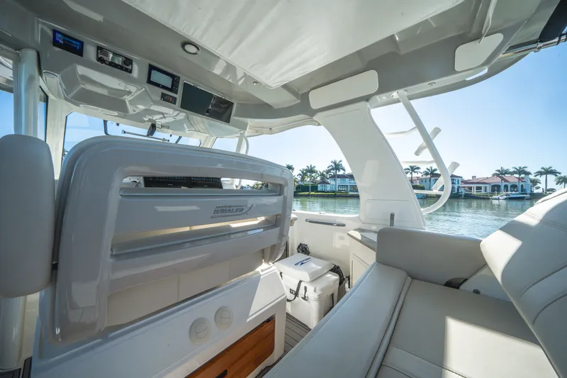 Slide: The Image of Boston Whaler 350 Realm 2021 - 27