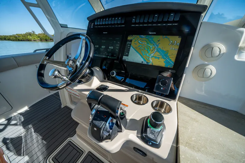 Slide: The Image of Boston Whaler 350 Realm 2021 - 28