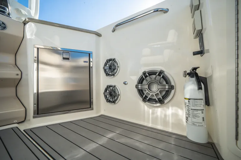 Slide: The Image of Boston Whaler 350 Realm 2021 - 29