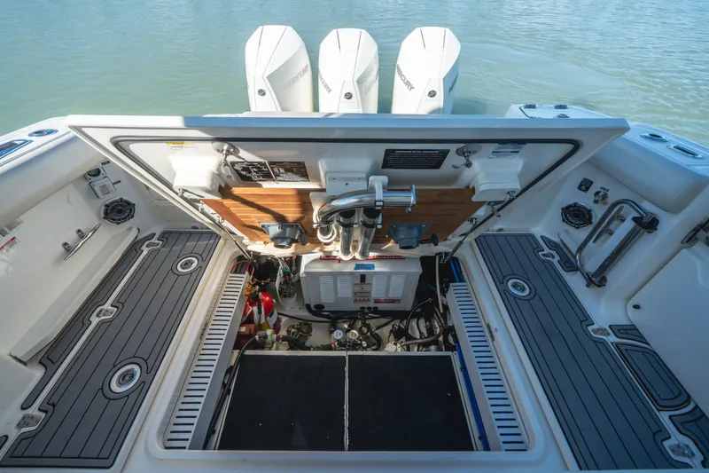 Slide: The Image of Boston Whaler 350 Realm 2021 - 41