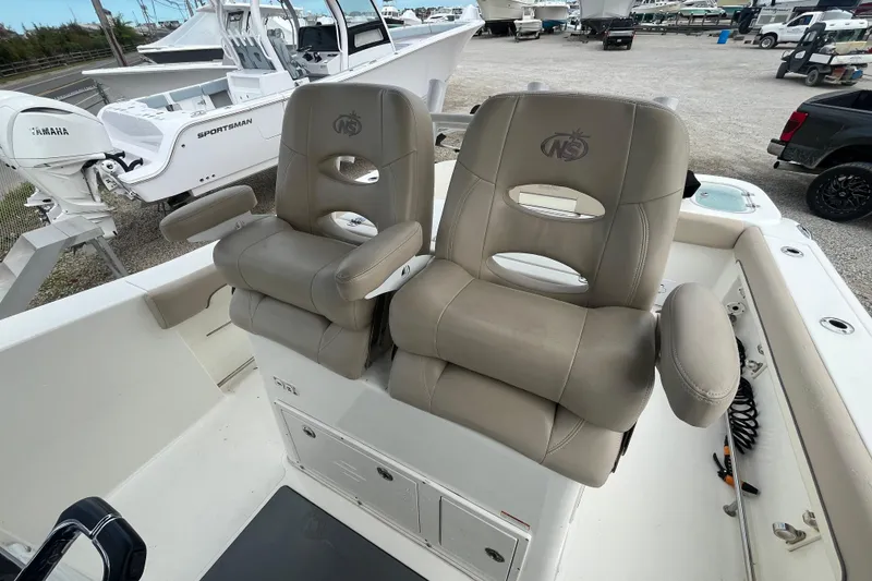 Slide: The Image of 2017 NauticStar 28 XS boat with dual beige captain's chairs and Yamaha engine. - 6