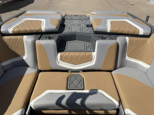 Slide: The Image of Tigé 23ZX 2022 - 11