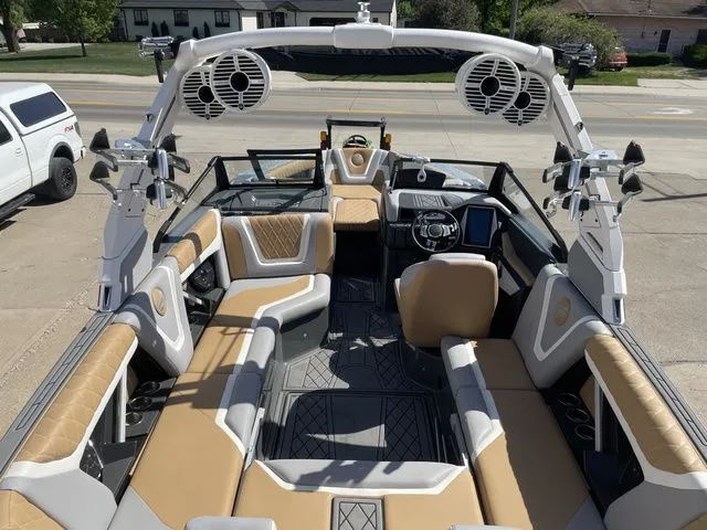 Slide: The Image of Tigé 23ZX 2022 - 13
