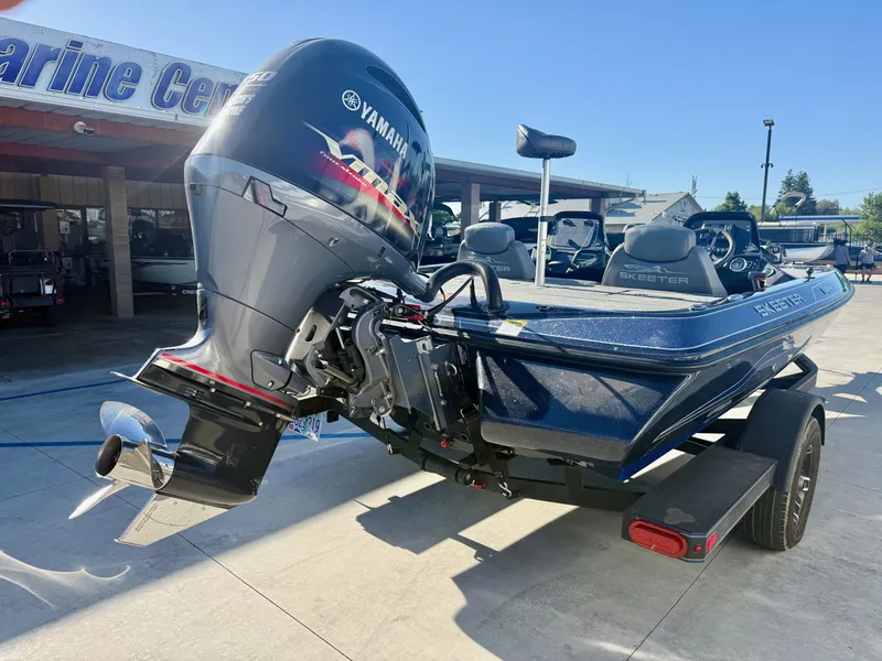 Slide: The Image of Skeeter ZX150 w/ 150HP Yamaha 2024 - 5