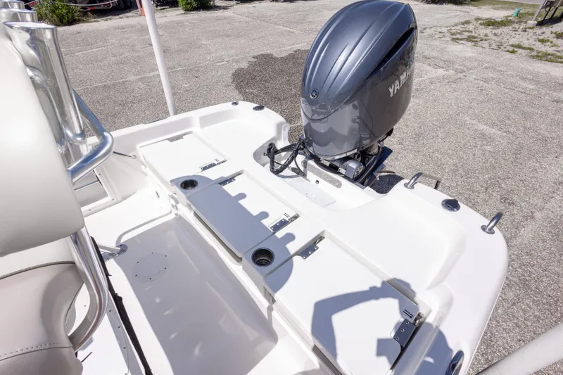 Slide: The Image of 2015 NauticStar 214 XTS boat with Yamaha outboard motor, rear deck view. - 49