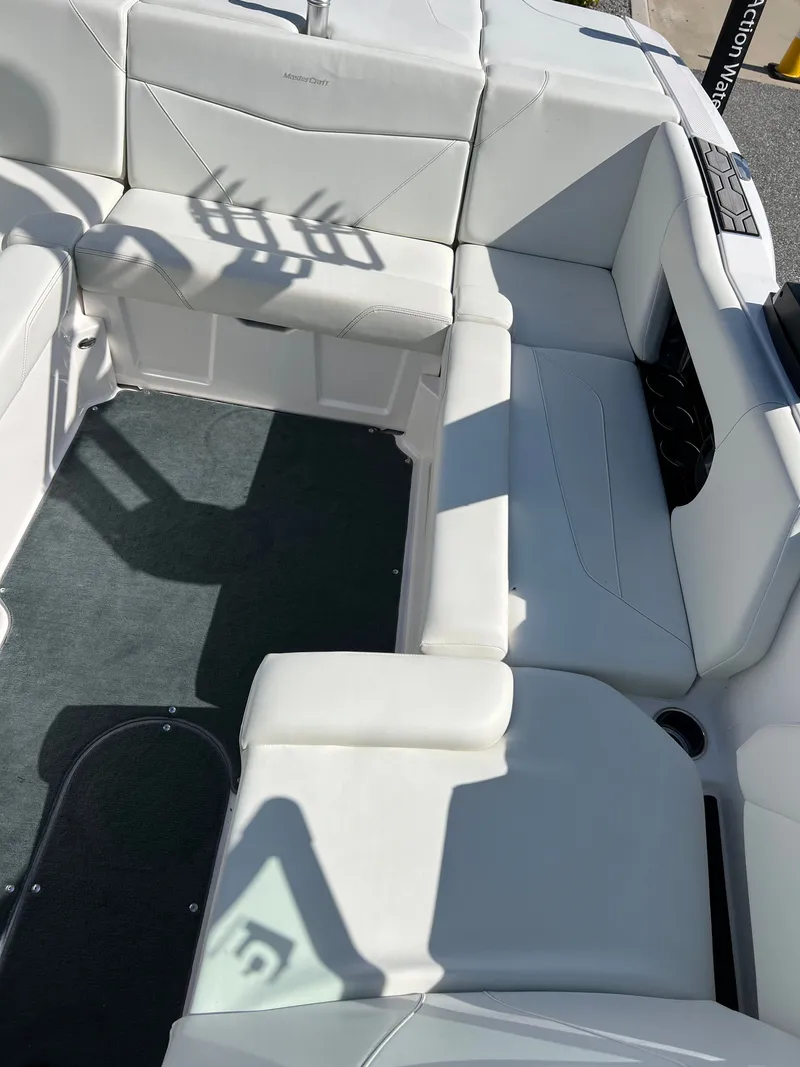 Slide: The Image of MasterCraft NXT20 2021 - 16