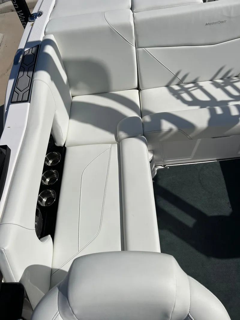Slide: The Image of MasterCraft NXT20 2021 - 17