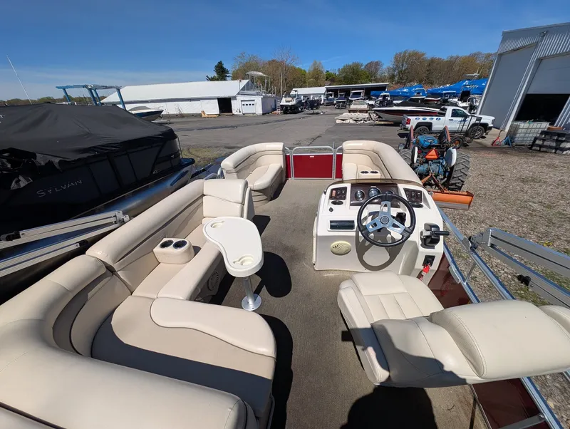 Slide: The Image of Bennington S Series 20SLi 2014 - 8