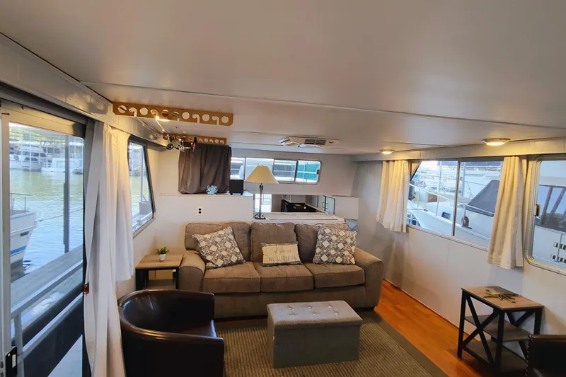 Slide: The Image of Interior of a 1988 Gibson 50 Standard yacht, comfortably furnished. - 22