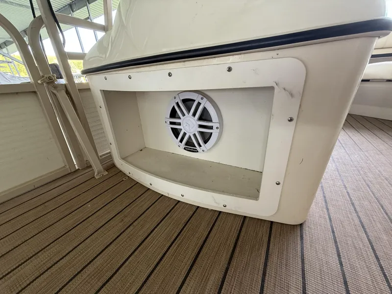 Slide: The Image of Aloha 250 Sundeck 2004 - 4