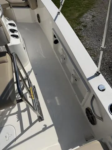 Slide: The Image of NauticStar 191 Hybrid 2022 - 10
