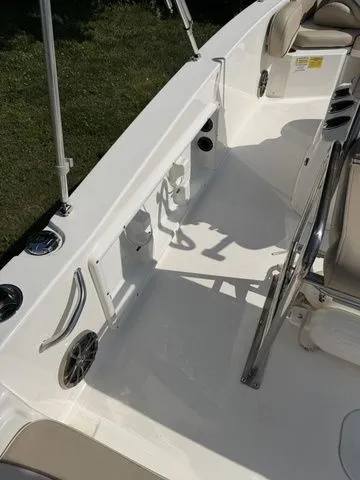 Slide: The Image of NauticStar 191 Hybrid 2022 - 11