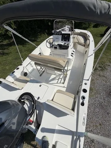 Slide: The Image of NauticStar 191 Hybrid 2022 - 5