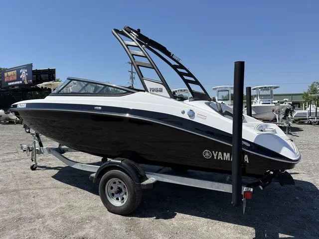 Slide: The Image of Yamaha 195S 2024 - 3