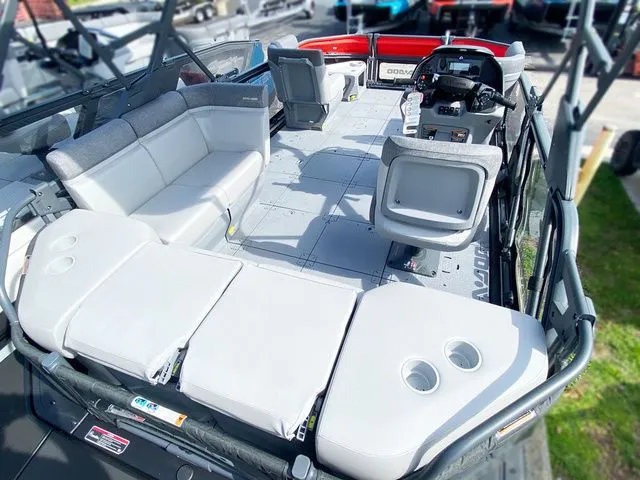 Slide: The Image of Sea-Doo Switch Cruise 18 2025 - 4