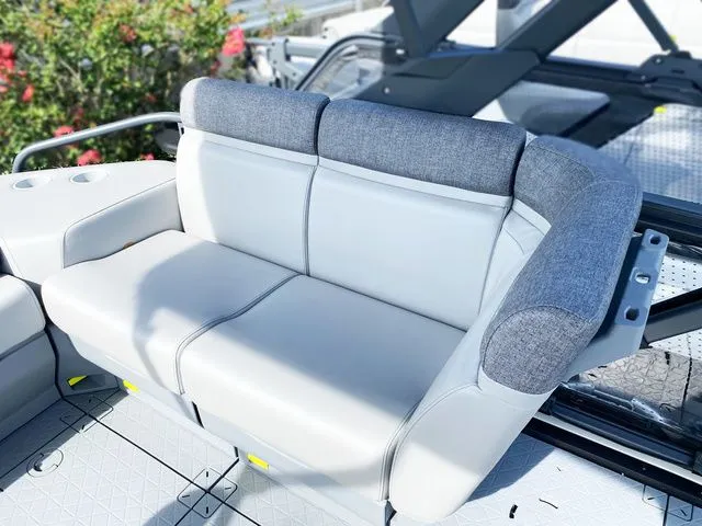 Slide: The Image of Sea-Doo Switch Cruise 18 2025 - 8