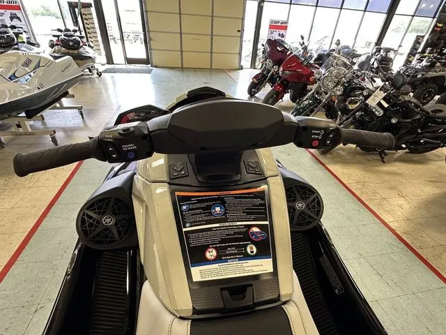 Slide: The Image of Yamaha VX Cruiser HO 2026 - 11