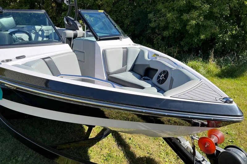 Slide: The Image of 2014 Nautique Super Air Nautique 210 boat with sleek design and comfortable seating. - 4