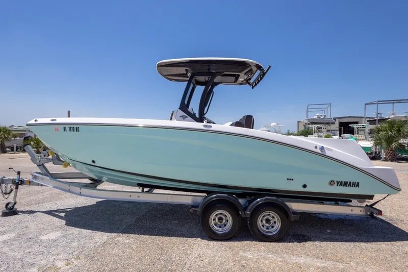 Slide: The Image of 2025 Yamaha Boats 255 FSH Sport E on trailer, side view, sunny day. - 16