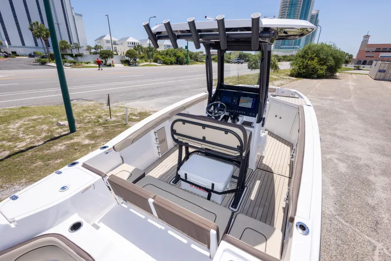 Slide: The Image of 2025 Yamaha Boats 255 FSH Sport E, sleek interior design, parked near a road. - 20