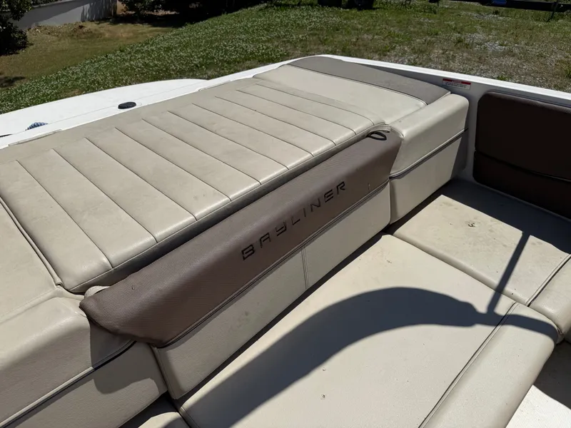 Slide: The Image of Bayliner 185 boat seating, 2015 model, in light leather. - 8