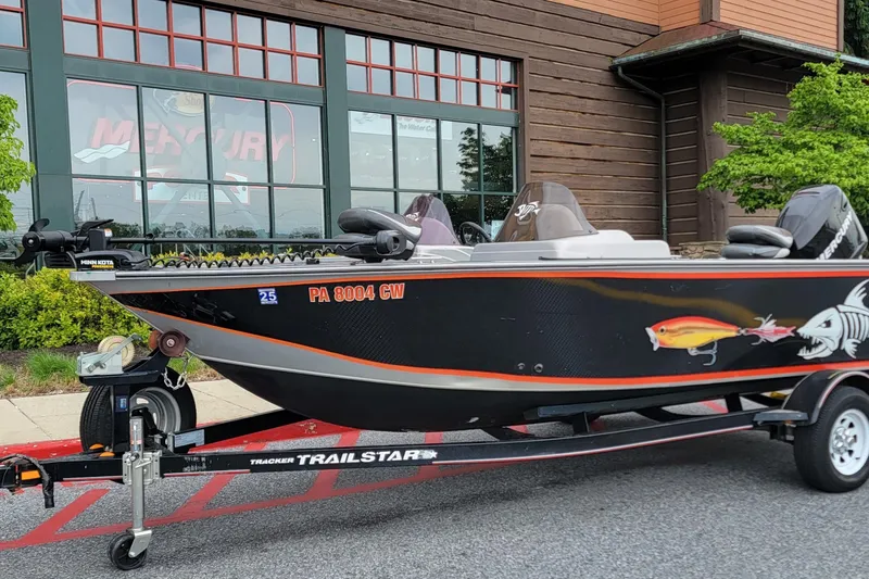 The Image of 2006 Tracker Targa 185 SC boat on trailer, parked outside a building. - 1