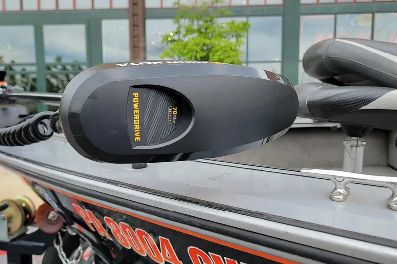 Slide: The Image of Trolling motor on 2006 Tracker Targa 185 SC boat, featuring PowerDrive technology. - 8