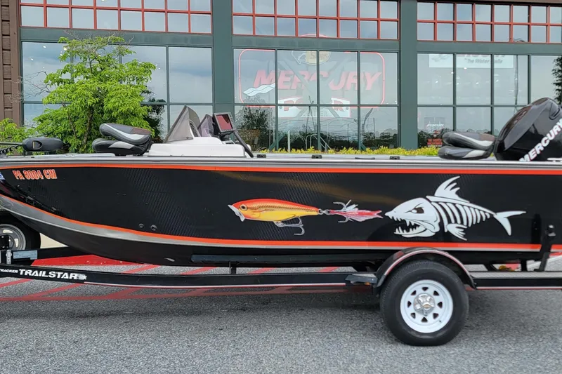 Slide: The Image of 2006 Tracker Targa 185 SC boat with fish skeleton graphic on trailer. - 9